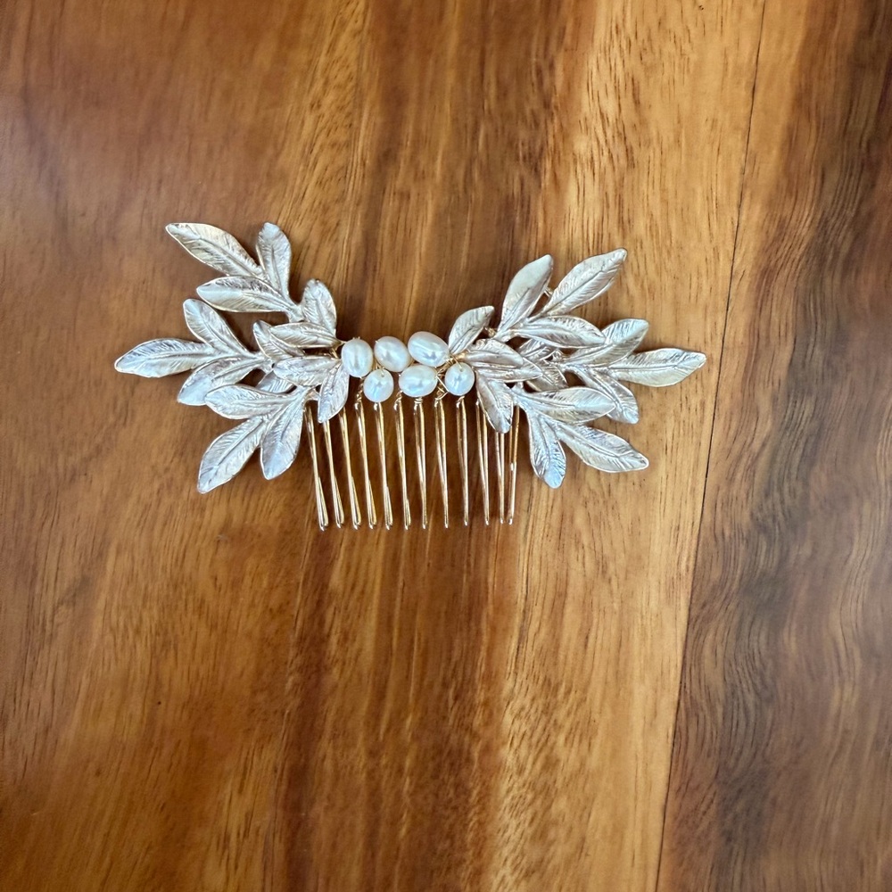 Elegant Gold Leaf Bridal Hair Comb